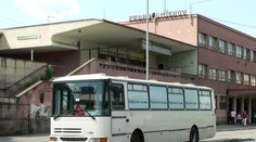 Tajemný autobus blokuje dopravu v centru Prahy! Šoféři zuří, úřady nic nedělají