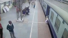 Cestující při nástupu do vlaku klopýtl. Souprava ho táhla ještě několik metrů