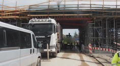 Řidič kamionu přehlédl značení. Skončil zaseknutý pod mostem