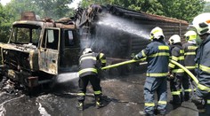 Motorkář zemřel po srážce s náklaďákem. Ten pohltily plameny