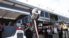Loňský vítěz Newgarden odstartuje první. Piloty čeká závod na mokru