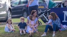 Britové zuří! Princ George si hrál s pistolí a nožem, rodiče ho nechali