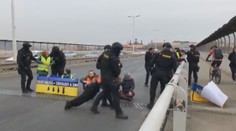 Nuselský most zablokovali aktivisté. Musela zasahovat policie