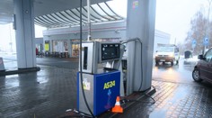 Řidička zapomněla vytáhnout tankovací hadici a odjela. Škoda je přes 60 tisíc