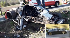 Řidič rozmlátil na Klatovsku luxusní sporťák o strom. Zbyly jen trosky
