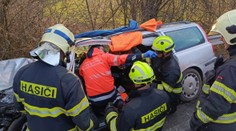 Policisté jeli k vážné nehodě, sami havarovali. Pro jednoho musel letět vrtulník