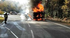 Na sjezdu z D1 hořelo nákladní auto, oheň likvidovalo 6 jednotek