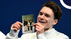 Silný moment na OH. Krasobruslař ukázal fotografii tragicky zesnulých rodičů