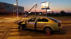Auto porazilo semafor na rušné křižovatce! Provoz řídili policisté