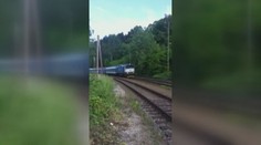 DĚSIVÉ VIDEO: Řidič vyvedl lidi z autobusu, ten vzápětí smetl vlak!