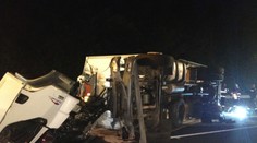 Převrácený kamion ochromil dálnici D11, náraz kabinu roztrhal!