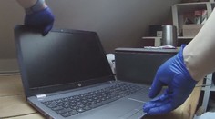 Internetové podvody za miliony korun. Policie zadržela devět lidí