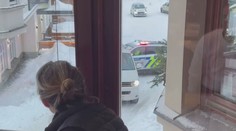 Z kopce se řítilo neovladatelné auto. Strhlo s sebou i policisty