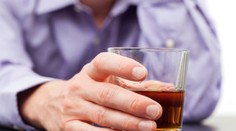 Češi v době pandemie mocně holdují alkoholu! Depresí je trojnásobek