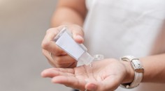 Koronavirus přežije na kůži i několik hodin. Vědci doporučili účinnou zbraň