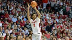 Basketbalista univerzitní ligy obviněn z vraždy. S kamarádem stříleli po autě