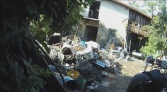 VIDEO: Strážníci našli miminko v ruině v Hradci. Mezi odpadky mělo i postýlku