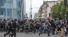 Zavřená Eiffelovka, střety s policií: Ve Francii protestují tisíce lidí