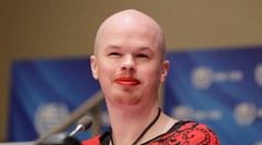 Bidenův nebinární expert měl ukrást kufr na letišti. Hrozí mu pět let vězení