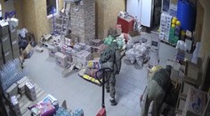 Rusové se přihnali na benzinku v transportéru. Ukradli, co nebylo přibité