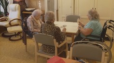 Domovy důchodců ve městech nemají kapacitu. Na místo se čeká i 10 měsíců