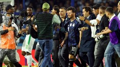 Fronta a boj o Messiho dres. Hráči soupeře Argentince po zápase obklíčili