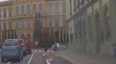VIDEO: Motorkář dělal přestupek za přestupkem: Sledujte tu jízdu!