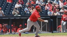 Hvězdný baseballista je zpět v Cardinals. Při návratu operovali jeho manželku
