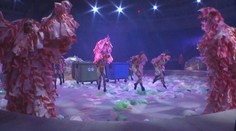 NOVÝ CIRKUS: Popelnice, plastové skafandry a uklízečky oprašující příchozí