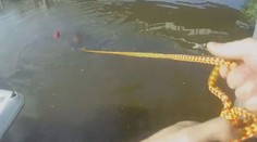 Žena skočila do Vltavy a nedařilo se jí dostat ke břehu. Pomohli jí policisté
