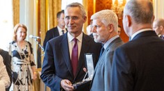 Pavel udělil vyznamenání Stoltenbergovi. V Praze je i Blinken