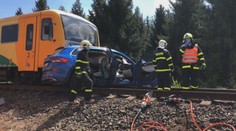 Vlak po srážce s autem vykolejil, řidičku museli hasiči vyprostit! VIDEO