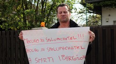 Macuro, pomohl jsi Ivetě do hrobu! Hřímal před Ivetiným domem tento muž!