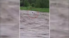 VIDEO: Místní se báli záplav, muž v kajaku se vrhl do rozbouřené řeky!