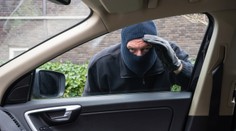 Muž v autě objevil zloděje, jeho výmluva zaskočila i policisty