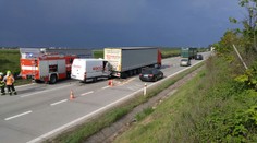 Řidič dodávky nepřežil střet s náklaďákem. Dálnice D5 stála
