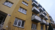 V Brně se propadá panelák. Někteří nájemníci neví, kde budou bydlet