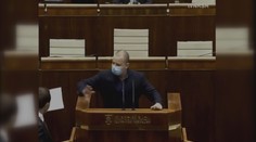Ubrečenej nácku, napsal slovenský poslanec kolegovi. Začala strkanice