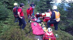 Paraglidista skončil v elektrickém vedení. Začaly mu hořet šňůry padáku