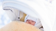 Dítě umrzlo v kočárku, matka ho nechala dlouhé hodiny na balkóně