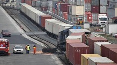 V přístavu se srazily a vykolejily vlaky! Zranil se strojvedoucí