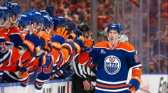 Hvězda Edmontonu hrála finále NHL se zlomenou rukou, prozradil McDavid