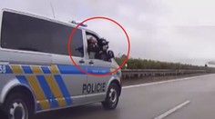 Řidič se snažil předjet kolonu s majáky. Policista vytáhl samopal!