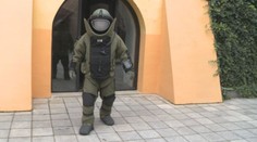 Pyrotechnikem NA VLASTNÍ KŮŽI: Minuty v třicetikilovém obleku!