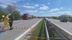 Tři mrtví včetně dítěte. Nehoda kamionů a dodávky na D2 skončila tragicky
