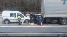 Drsná nehoda na D1. Dodávka přimáčkla auto pod kamion