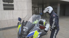 Policejní motorkáři dostanou levnější uniformy. Půjdou hůře vidět, varují experti