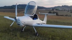 Pilot chtěl uvolnit místo druhému letadlu. Narazilo přímo do něj