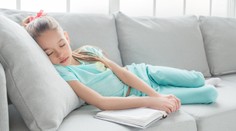 Dívka (14) přišla domů a usnula. Probudila se jako 46letá žena