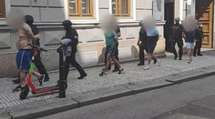 Taxikář v Praze odmítl svézt najednou osm turistů. Ti ho měli napadnout a okrást